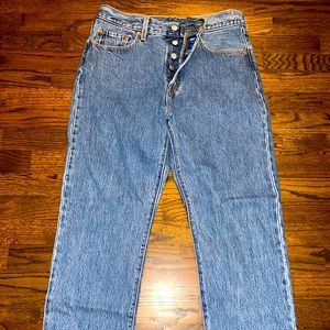 Aritzia Levi’s 501 brand new jeans